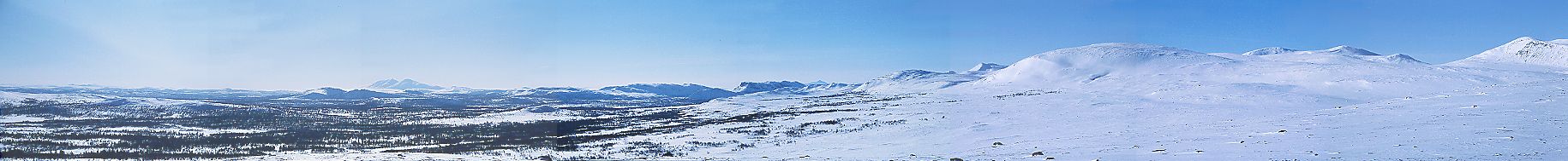 Vy från Bergsetskallen över de närmaste fjällen som omger Grövelsjön.
Skicka gärna ett mail om din dator har problem med att läsa in bilden !